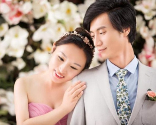 巴士司機小郭與小趙到婚紗店影結緍照。