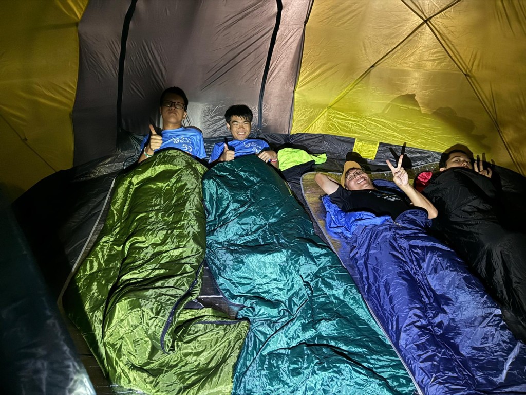 匡智毅行小隊第一晚在水浪窩紮營休息兩至三小時後再出發，對學員體力是一項挑戰。(受訪者提供)