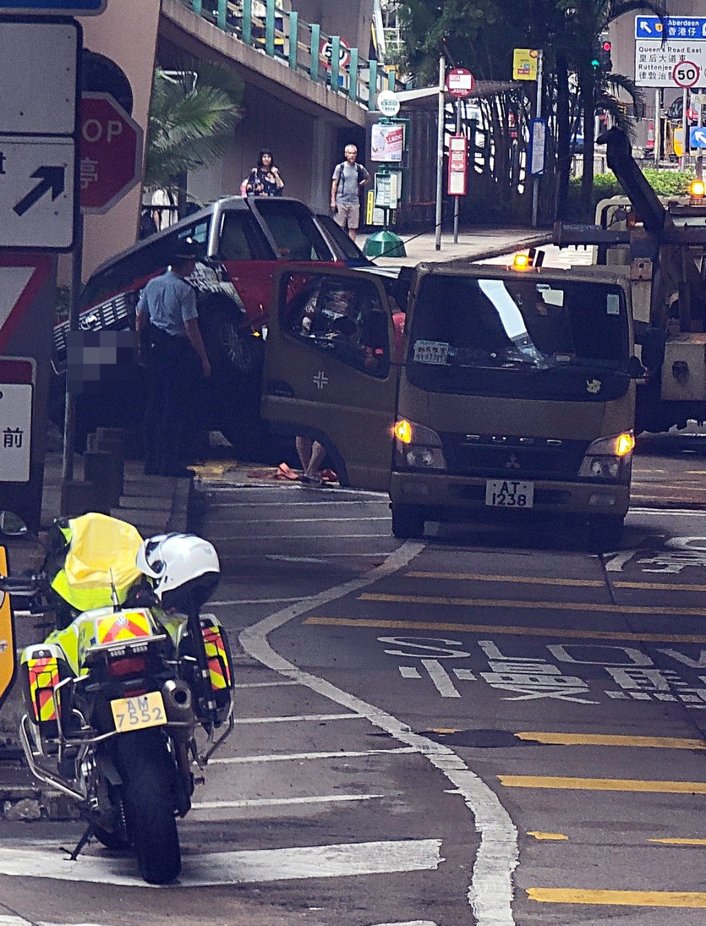 的士與私家車相撞。fb：馬路的事 (即時交通資訊台)