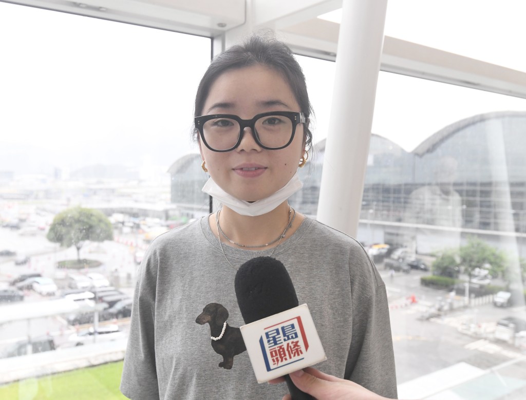 市民劉小姐一行人十分不滿航空公司安排。 市民劉小姐一行人十分不滿航空公司安排。