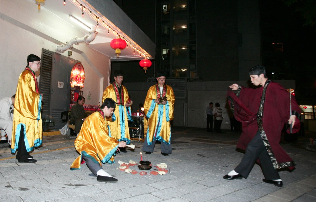  2010年馬鞍山耀安邨雙屍案後，亦有進行破「破地獄」儀式超渡死者。資料圖片