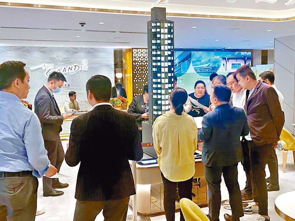 明雋連日開放示範單位參觀及收票，現場不時出現睇樓人流，整體氣氛理想。