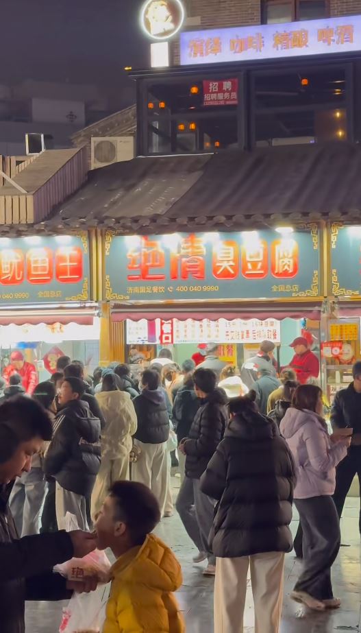 「絕情臭豆腐」寬厚里店常有人龍。