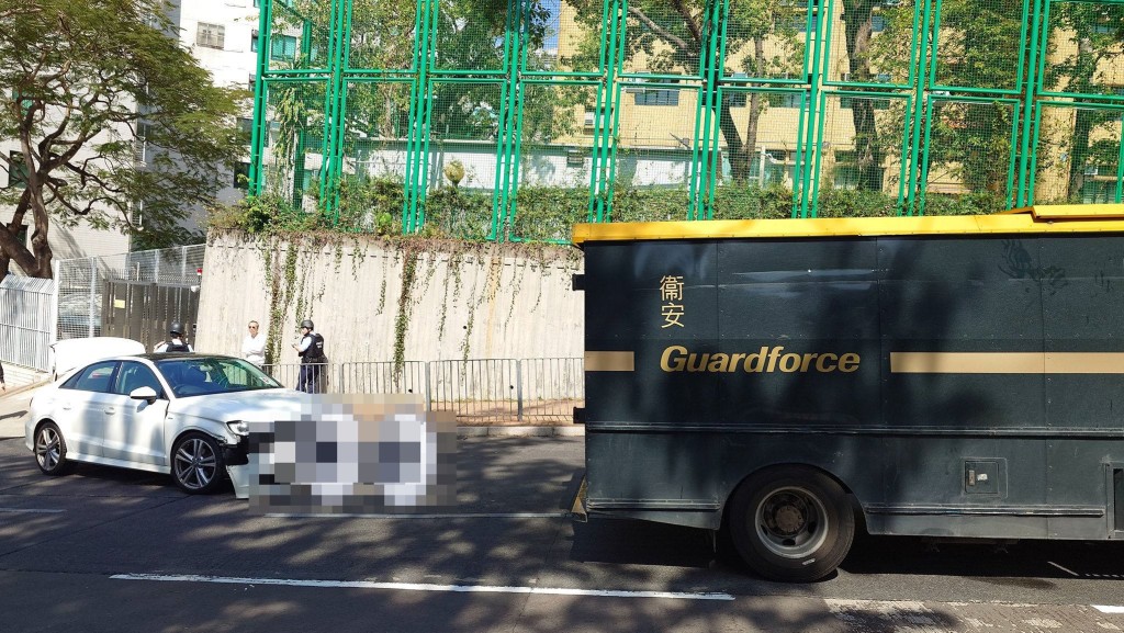 私家車與押款車相撞。fb：車cam L（香港群組）