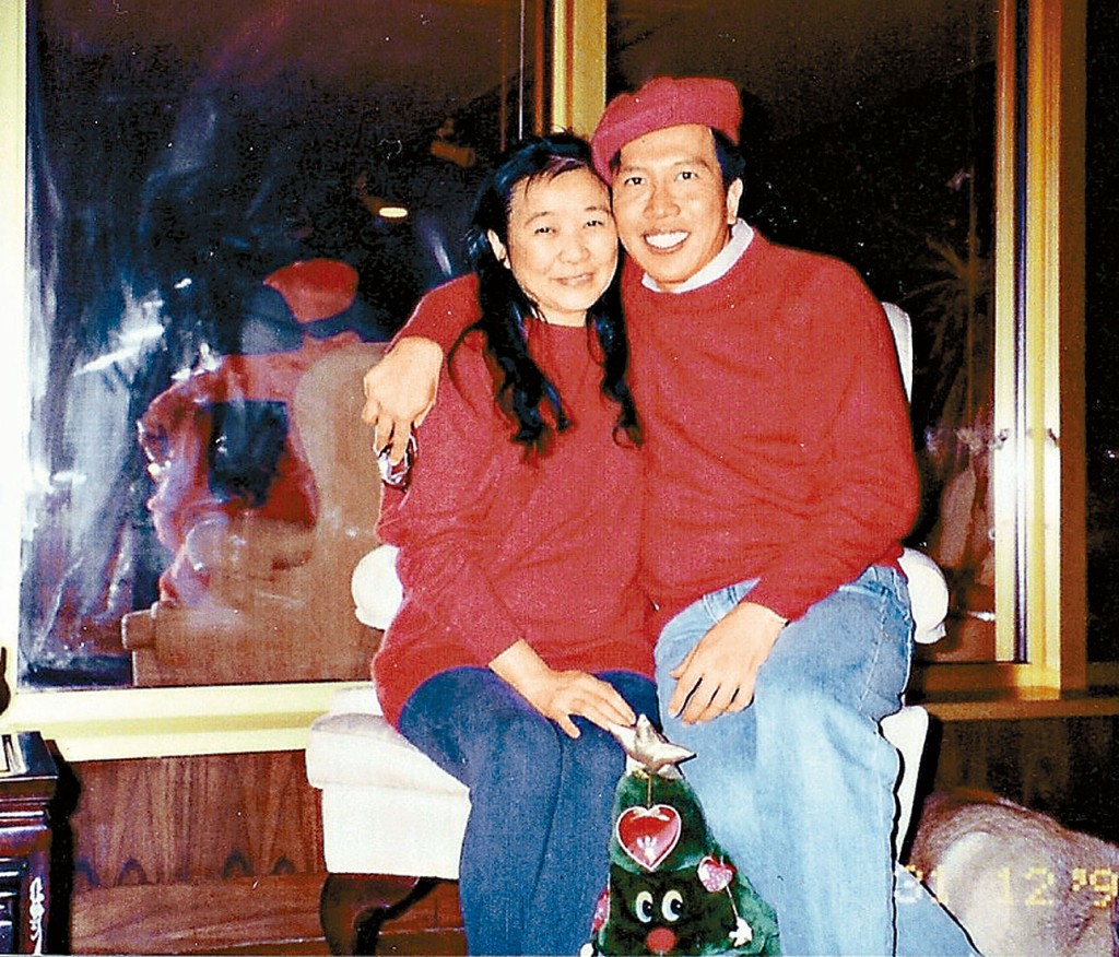 ■陈振聪与龚如心在华懋的办公室，穿情侣装合照。