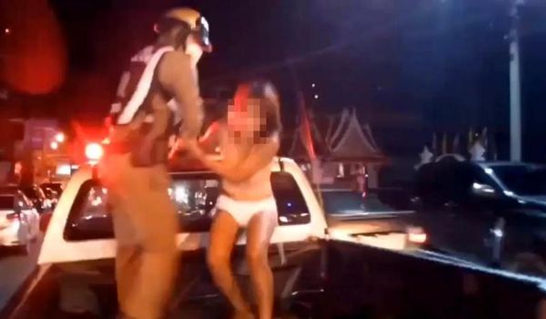 一名28岁泰国女生突然爬上一名陌生男子身上磨蹭身体，随后突然发狂咬对方右耳，更把咬下来的肉吞下。(网上图片)
