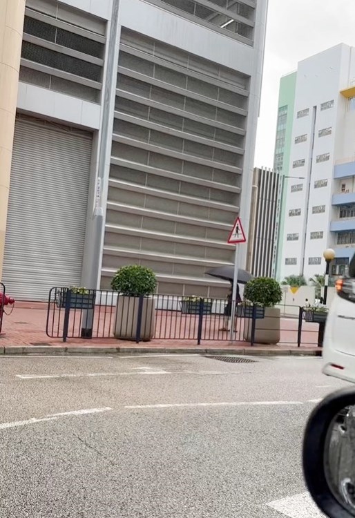 網民:「作為一個接送小朋友返放學嘅爸爸, 自己孭一個袋,小朋友一個大書包,遇著落雨 都好羨慕佢把遮有咁大把」。 Threads截圖 網民:「作為一個接送小朋友返放學嘅爸爸, 自己孭一個袋,小朋友一個大書包,遇著落雨 都好羨慕佢把遮有咁大把」。 Threads截圖