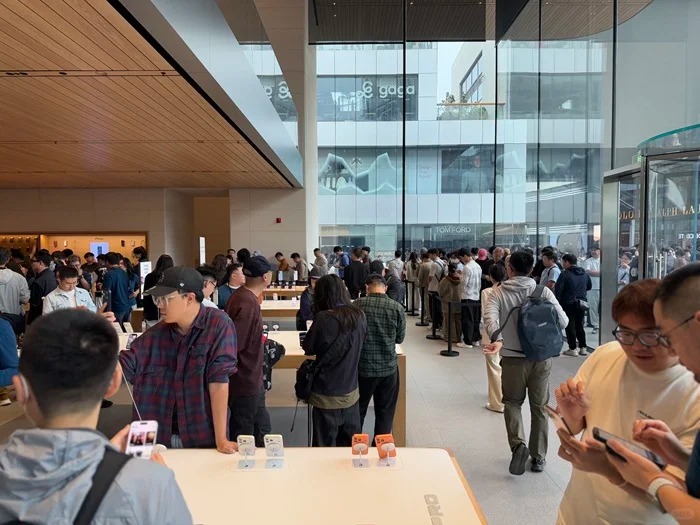 iPhone 17系列開賣，大批民眾到線下門店購買。小紅書＠龔進輝