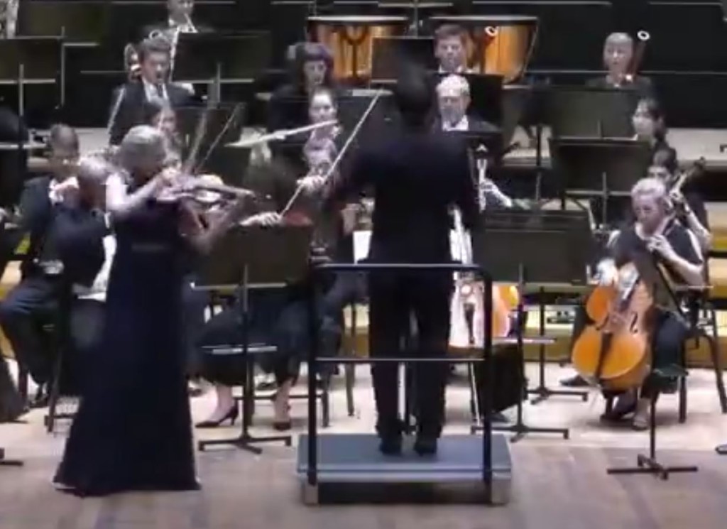 身价逾2700万港元的18世纪小提琴被击中跌落地。 Sinfonia Lahti影片截图