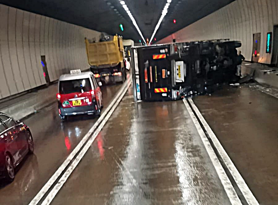 貨車失控翻側。fb：馬路的事 (即時交通資訊台)