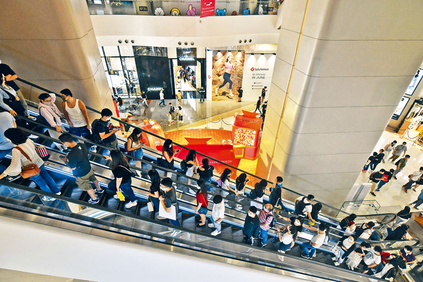 ■疫情緩和加長假期，市民湧至多個大型商場活動及購物。