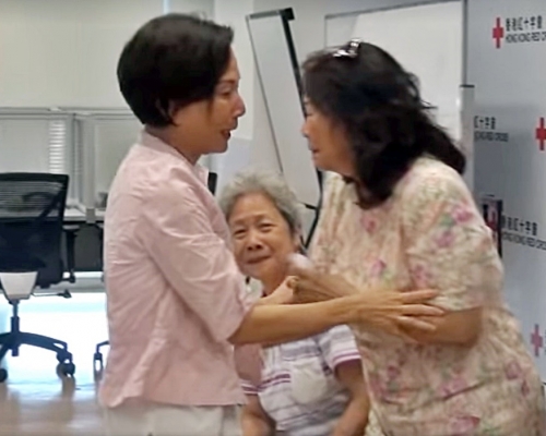 63歲的冼玉翎(左)終與親人見面。