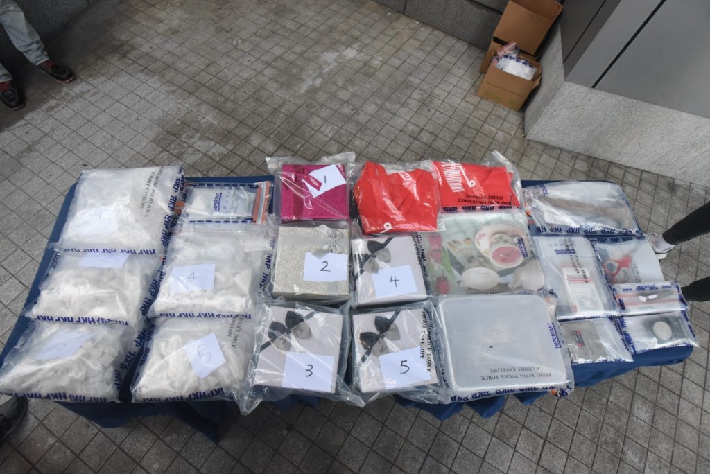 疑犯利用禮物盒掩飾毒品。