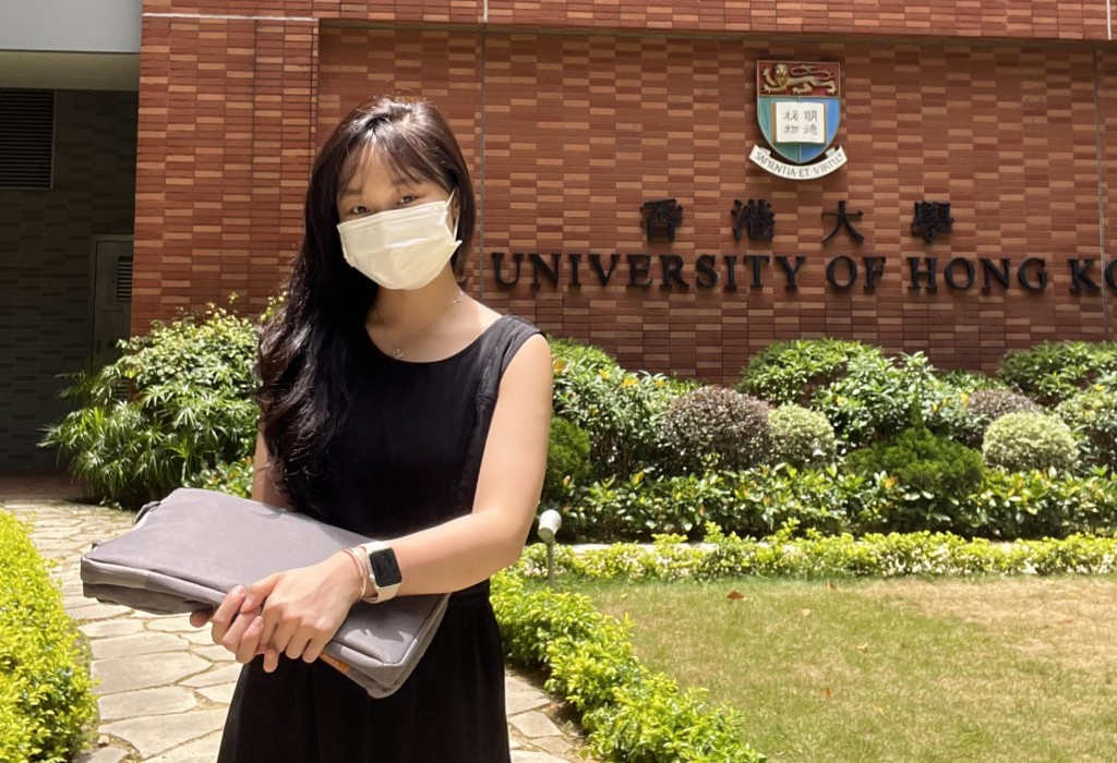 將軍澳香島中學中六學生黃露怡喜獲香港大學優先取錄,升讀教育學士課程。