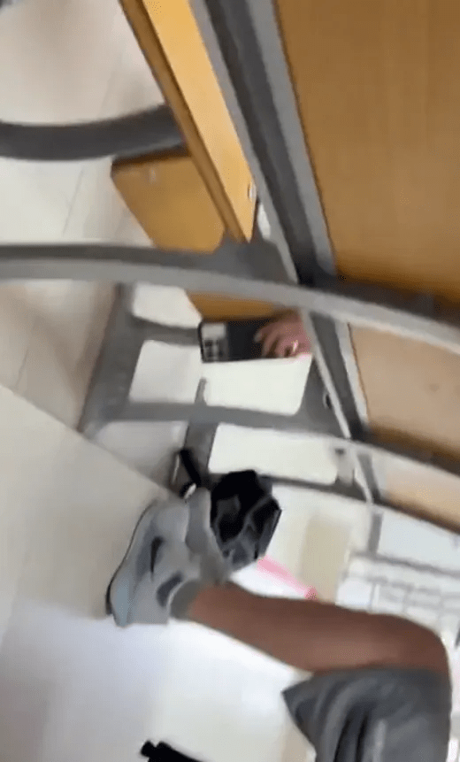 男大生课堂偷拍裙底，反被拍下恶行。
