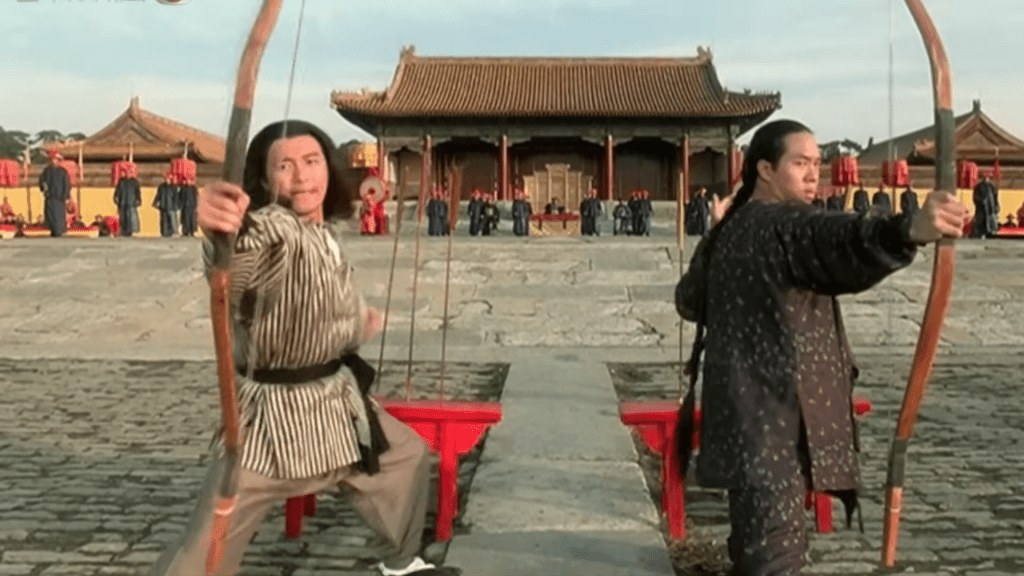 吳育樞（右）與周星馳在電影《武狀元蘇乞兒》上演一場比武戲。