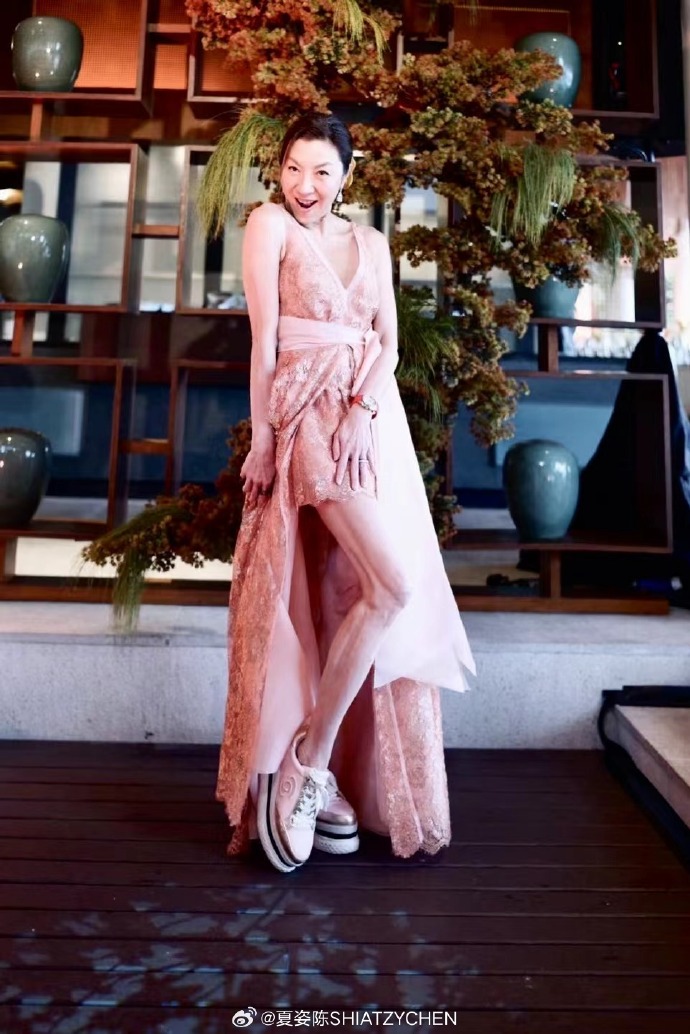 杨紫琼舍弃传统白色婚纱，反而选穿两套色彩鲜艳的台湾品牌夏姿．陈订制礼服，并衬上一双厚底波鞋，看起来活泼不失高雅气质。