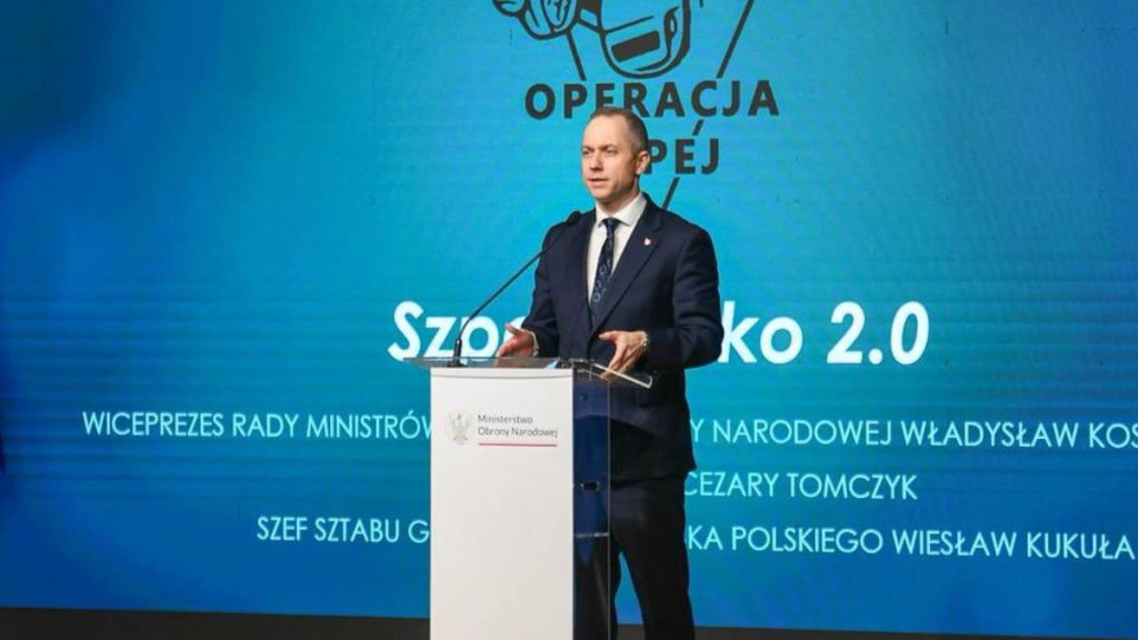 波蘭國防部副部長塞薩里·湯姆齊克承認考慮禁止中國製汽車進入軍事基地。X@CTomczyk