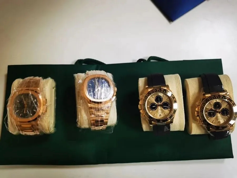 四隻名錶總值超過500萬港元。上海市公安局黃浦分局