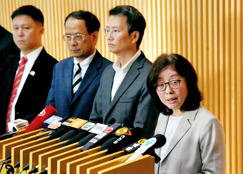 但她表示，以金屬棚架取代竹棚已討論多年，單純討論金屬棚架及竹棚，金屬棚架耐燃程度較高，對於工人在棚上行走，安全性會較高。