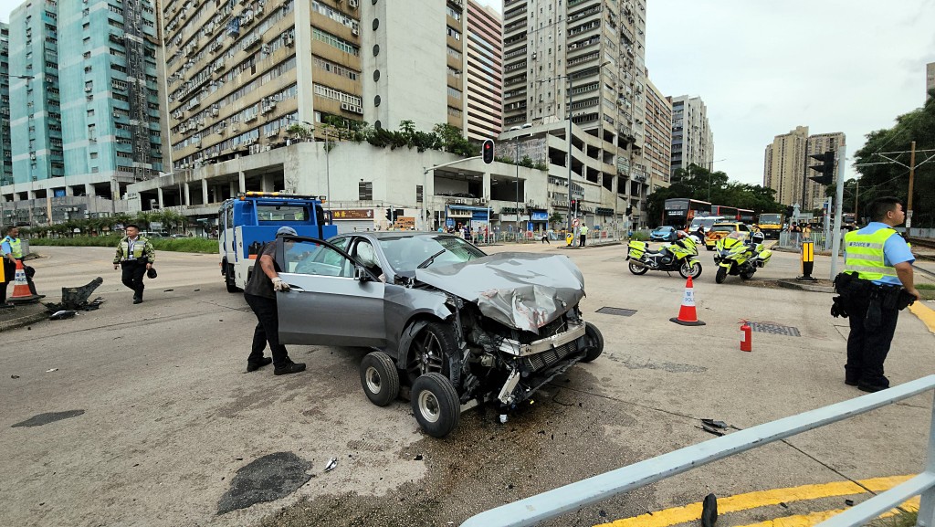 肇事私家車車頭嚴重損毀。黃文威攝 肇事私家車車頭嚴重損毀。黃文威攝