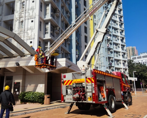 消防架起升降台將遺體移到到地面。梁國峰攝