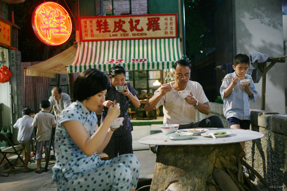 香港電影也不乏霓虹的蹤影，《歲月神偷》反映當時市民的艱苦歲月。