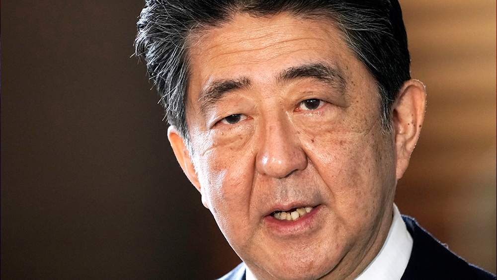 日媒公布安倍最新傷情,指院方正考慮安裝人工心肺裝置。AP資料圖片