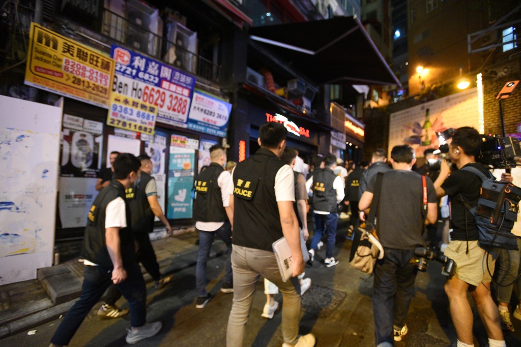 警方巡查中环兰桂坊一带的酒吧及娱乐场所。