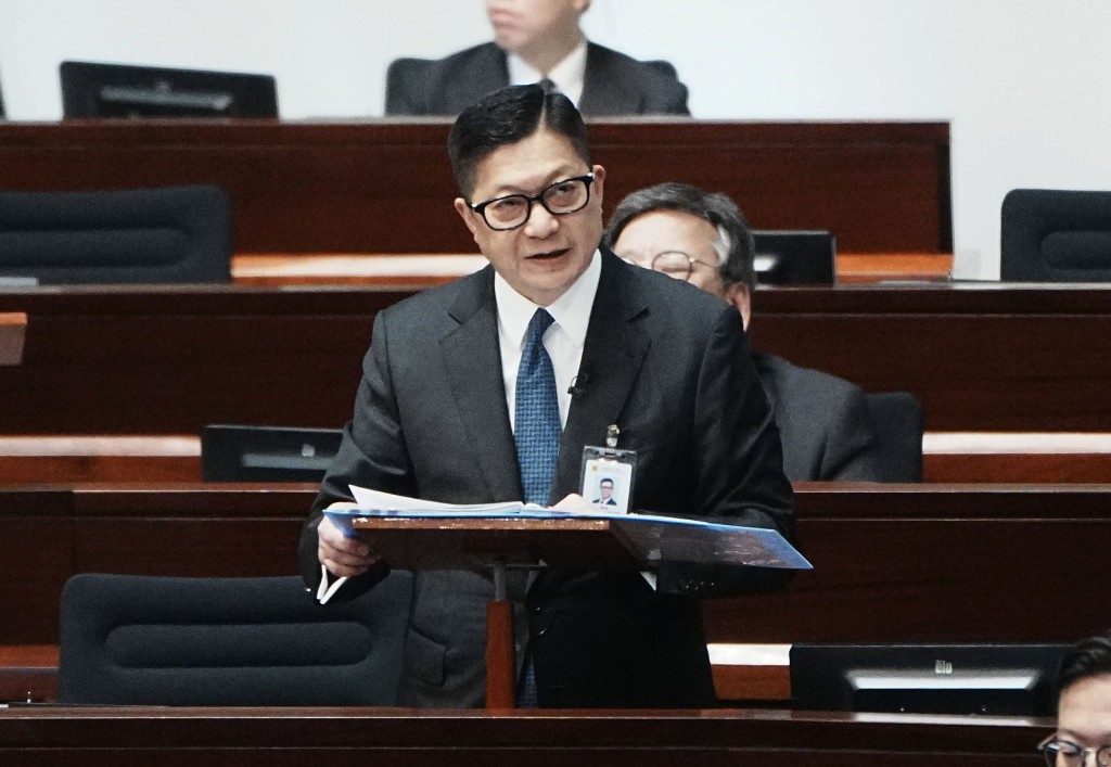 鄧炳強表示,999系統預計於2028年推出三項全新功能。資料圖片 鄧炳強表示,999系統預計於2028年推出三項全新功能。資料圖片