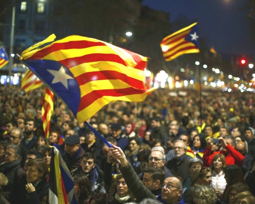 有民眾早前在巴塞隆拿示威支持參與爭取獨立而被捕的領袖。AP圖片