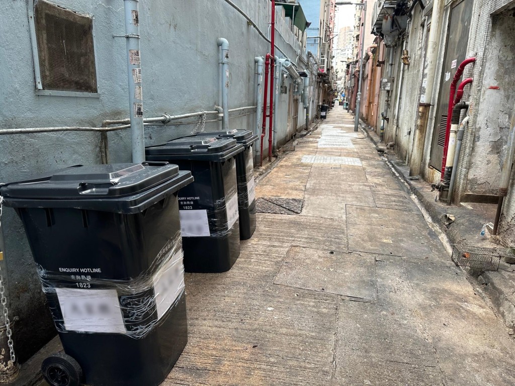 当局于九龙城区一后巷放置的大型垃圾桶。政府新闻处
