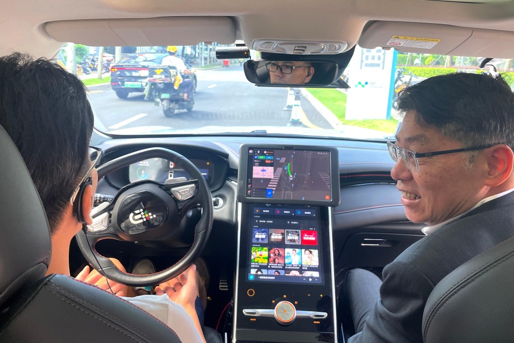 林世雄（右）於福田試乘自動駕駛車輛，加深了解自動駕駛車輛在深圳的運作情況和發展方向。政府新聞處