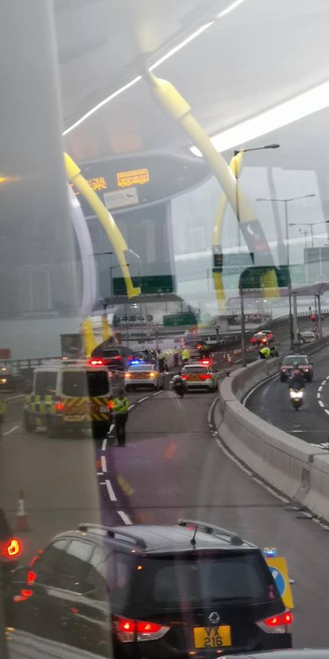 受事件影響,警方封鎖行車線調查。網民Alan Chan/ fb群組「香港交通突發報料區」