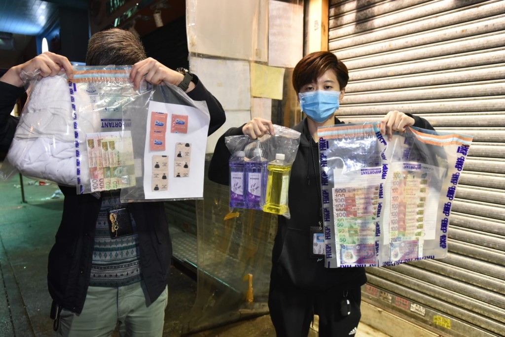 行動中共檢獲港幣2840元，避孕套、潤滑劑等與賣淫活動有關的物品。