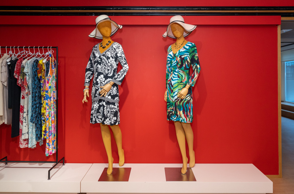 蘇媛 –《香江織造》回顧香港紡織歲月｜回顧展展出香江國際集團自1969年成立以來，旗下十個時裝品牌的代表性作品。(圖：一新美術館)