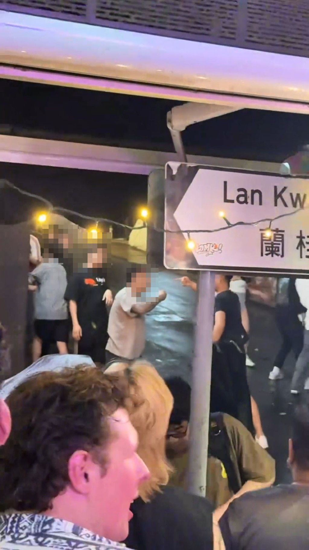 中環蘭桂坊昨日發生打鬥事件,多名男子在街頭大混戰。網上片段截圖 中環蘭桂坊昨日發生打鬥事件,多名男子在街頭大混戰。網上片段截圖