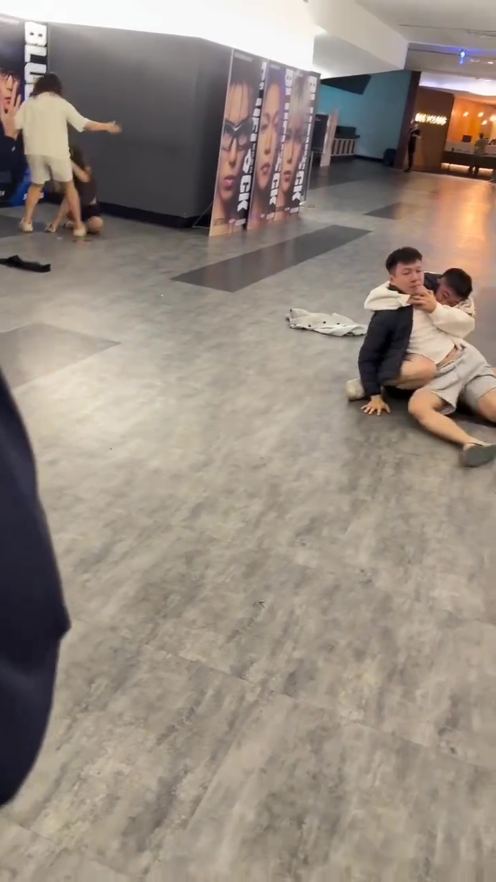 看電影手機未關靜音，兩對情侶散場開打。 threads