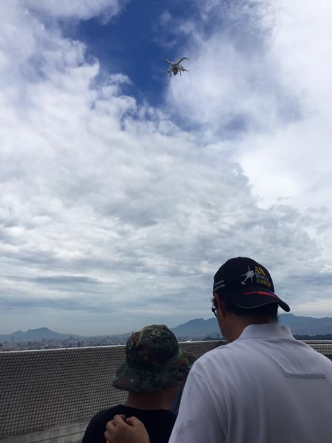 當年二人一同練習空拍機。網相