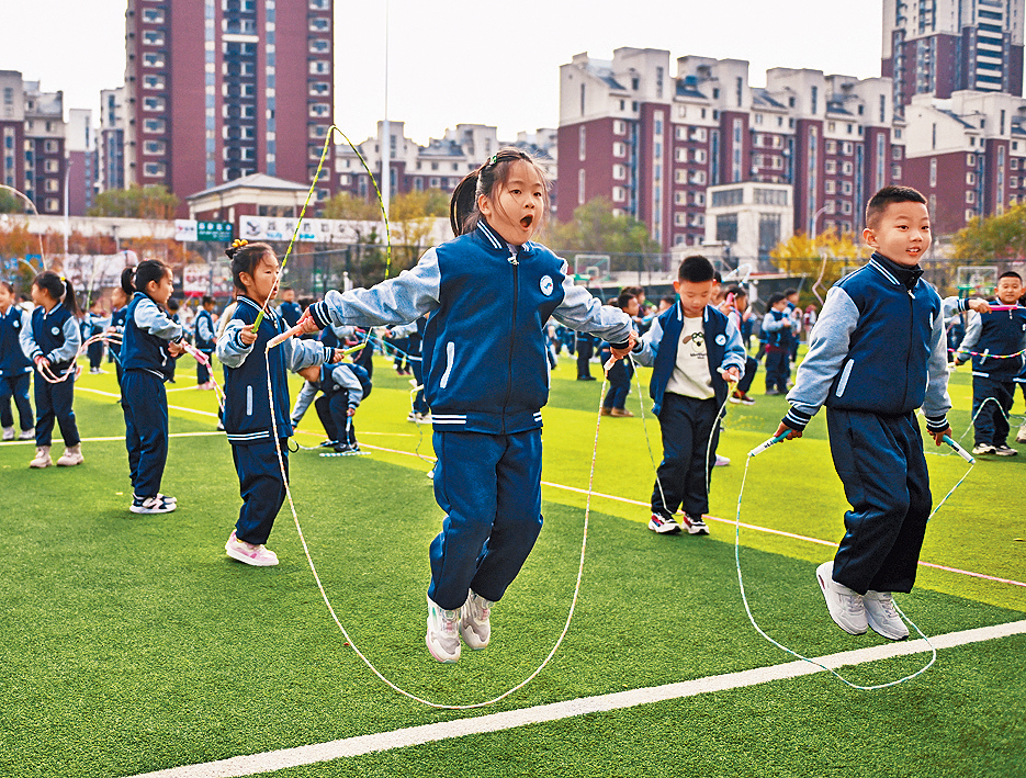 北京小學生在練習跳繩。