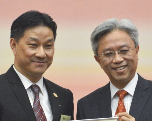 陈祖光(左)，公务员事务局局长罗智光(右），资料图片