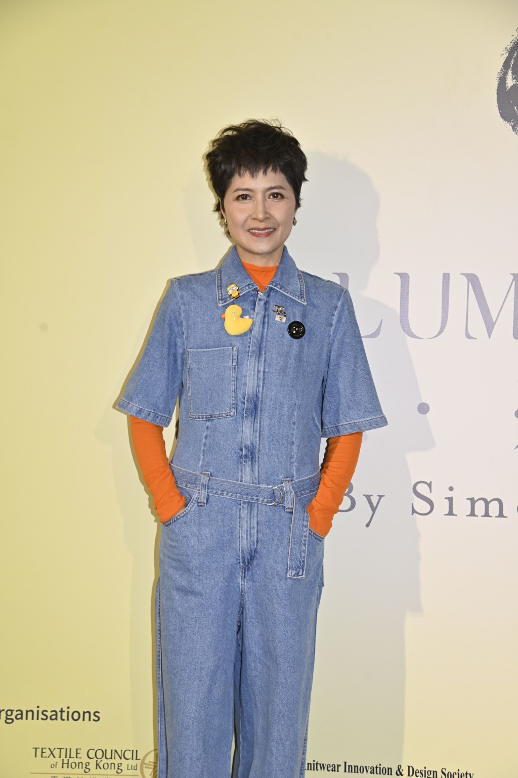 邵美琪出席好友任達華於大館舉行的《炫目》展覽開幕禮。