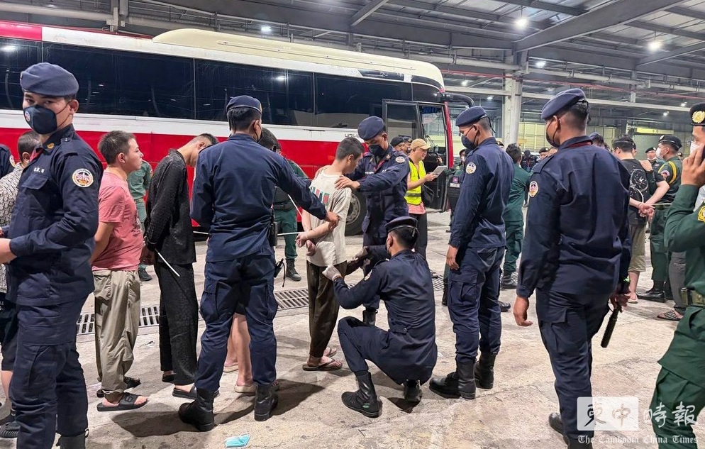 柬埔寨连续两日遣返逾400名中国籍电骗疑犯回中国。柬中时报