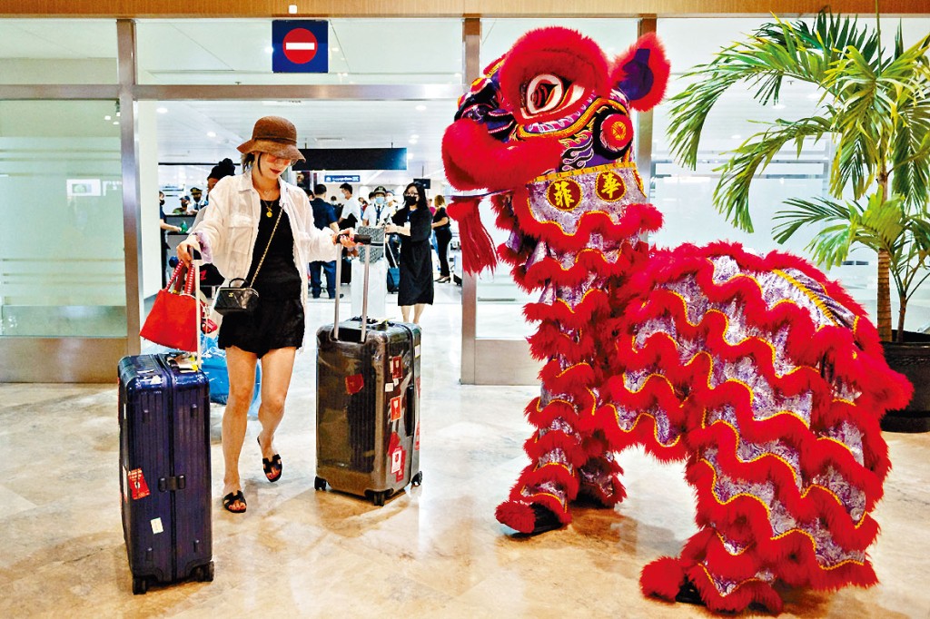 日前中國遊客抵達馬尼拉機場,獲舞獅歡迎。