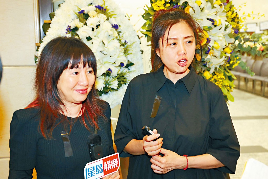 梅小青與梅小惠送別忘母。