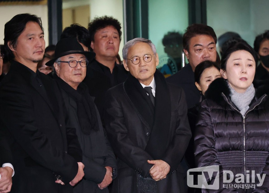 鄭東煥(左二)、鄭埻夏(左三)、金永哲(中)等現身告別式。 鄭東煥(左二)、鄭埻夏(左三)、金永哲(中)等現身告別式。