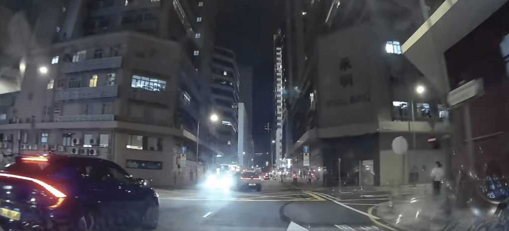 Tesla電動車被撞後，隨即失控在路中心高速「打白鴿轉」（原地旋轉），餘勢未了，橫亘路中。fb「車cam L（香港群組）」