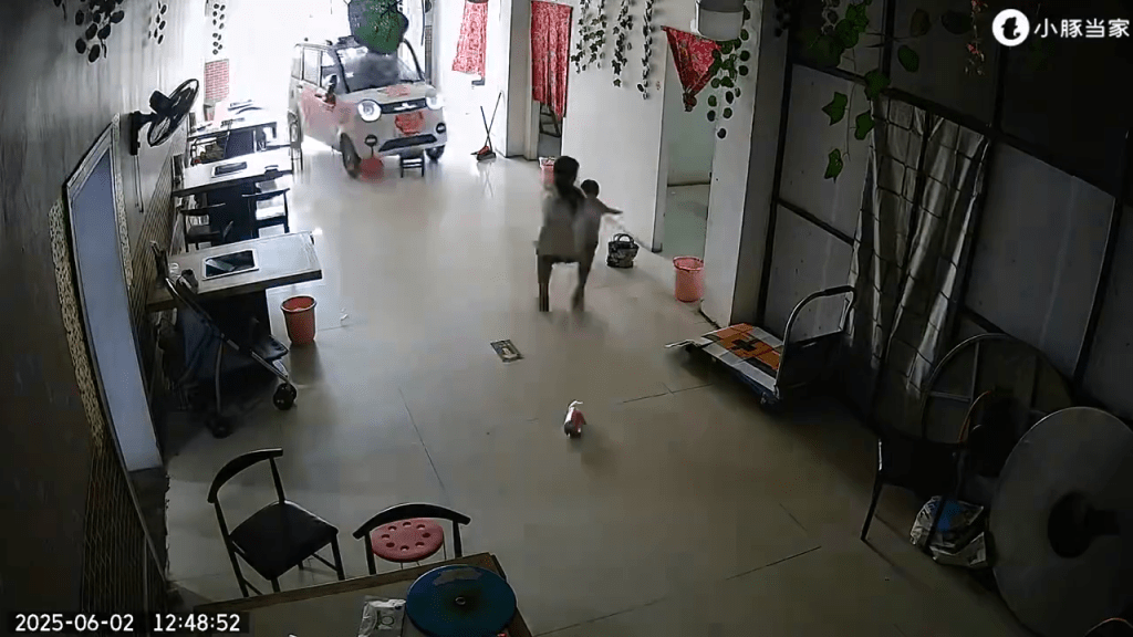 李鑫蕊馬上將1歲多的妹妹抱起。 李鑫蕊馬上將1歲多的妹妹抱起。
