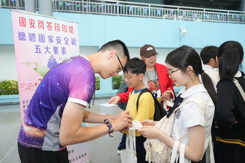 學生參與問答遊戲。政府新聞處圖片 學生參與問答遊戲。政府新聞處圖片