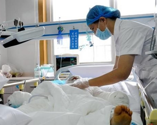 賀語辰躺在病床上痛苦呻吟。